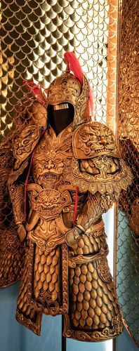 满墙金色龙鳞与将军铠甲交相辉映,大写的纸醉金迷.