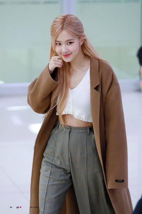 blackpink朴彩英的机场时尚合集,我们肉穿的裤子必须宽宽大大!