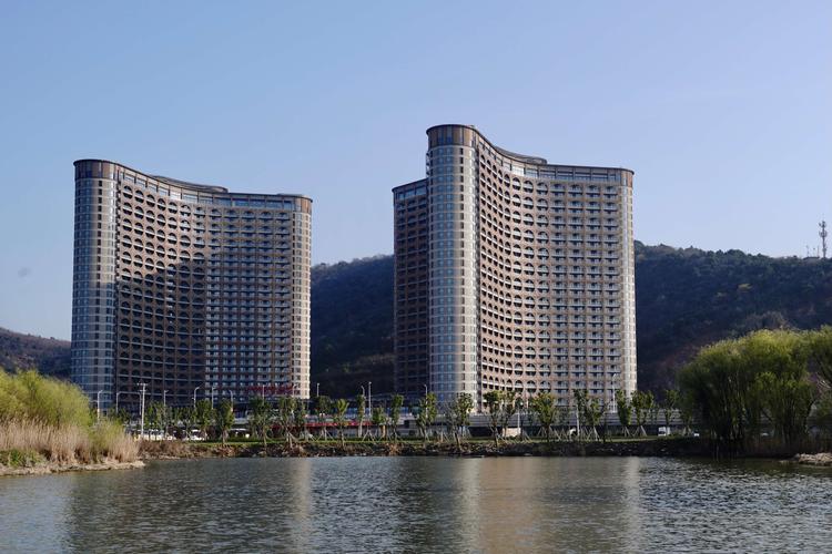 我们知青和家属一起10人春游,我们入住高端的湖州龙之梦雅仕湖畔酒店