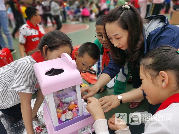 南通路小学举办 "手拉手,与希望同行"六一爱心义卖活动