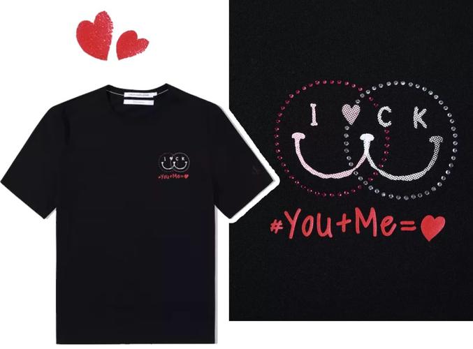 之外,男女款不同位置,还印有 you me=❤️ 字样.