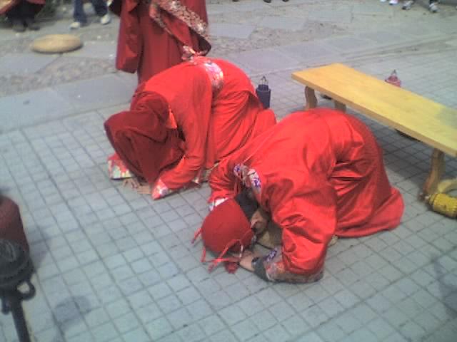 童子和全活人把"牵心"拿走后,新娘,新郎进行"三拜之礼":一拜天地,二拜
