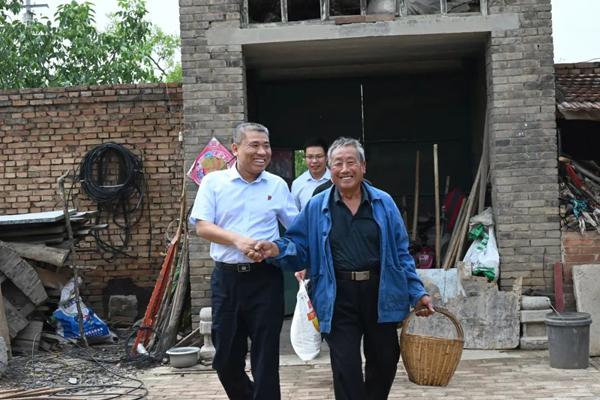 图为:走访慰问老党员襄垣农商行党委书记,董事长崔慧军在老党员马成銮