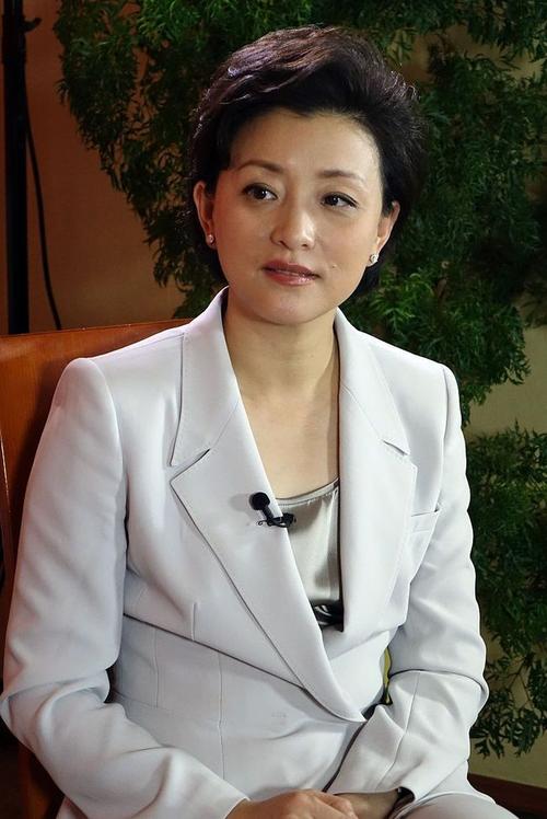 杨澜用实力诠释优雅53岁挑染蓝发却一点不夸张气质太端庄