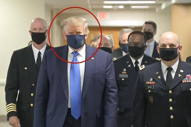 美总统特朗普首次公开场合戴口罩!全程眉头"紧皱"面对镜头