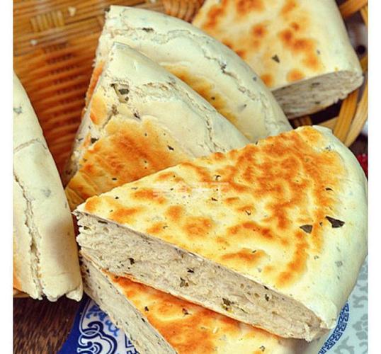  p>锅盔是用麦面做成面坯,然后用铁锅烙成的一种饼子.