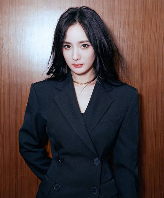 同是女星穿西装,迪丽热巴杨幂攻气十足,看到她路人齐喊老婆