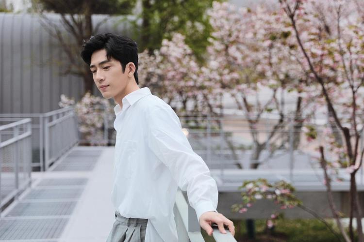井柏然生日写真释出白衬衫造型清爽文艺