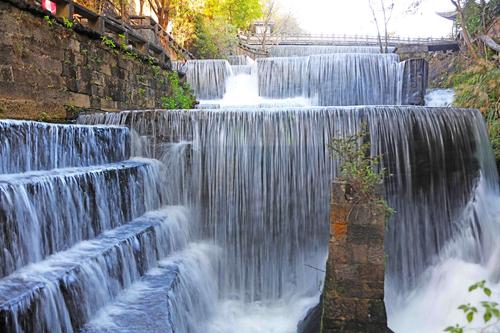 腾冲叠水河瀑布———中国唯一的城市瀑布,摄影晓予