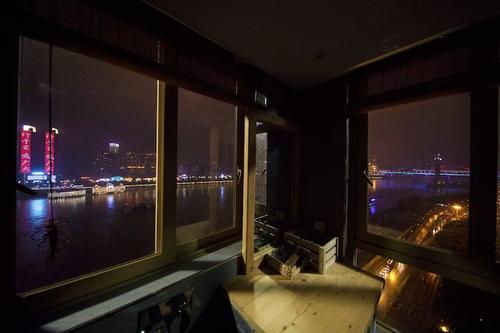 厕所窗户看出去的夜景