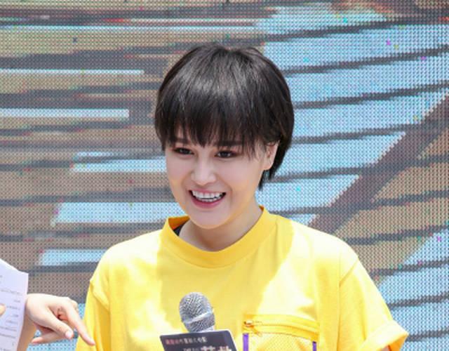 6月16日,赵本山女儿球球,在网上晒出一张照片.