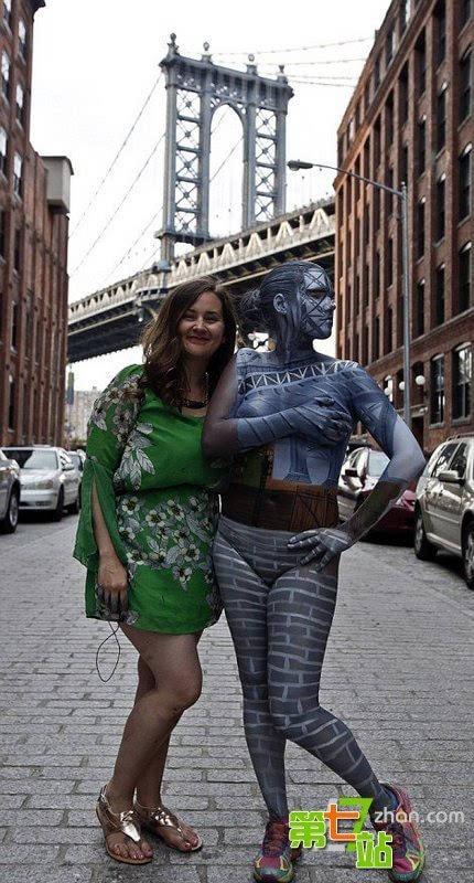 街头裸体隐身术:美女人体行为艺术