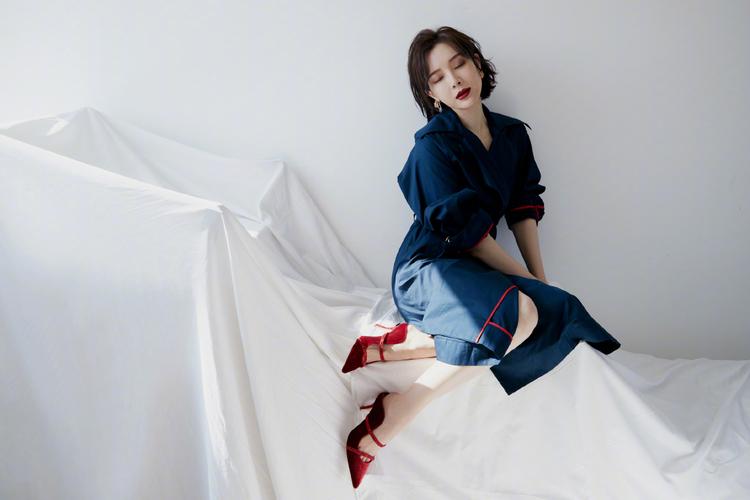 分享一组陈数图片给大家,图中的明星图片壁纸会点缀你的电脑桌面,美化