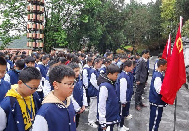 白河县城关初中举行清明节祭扫活动