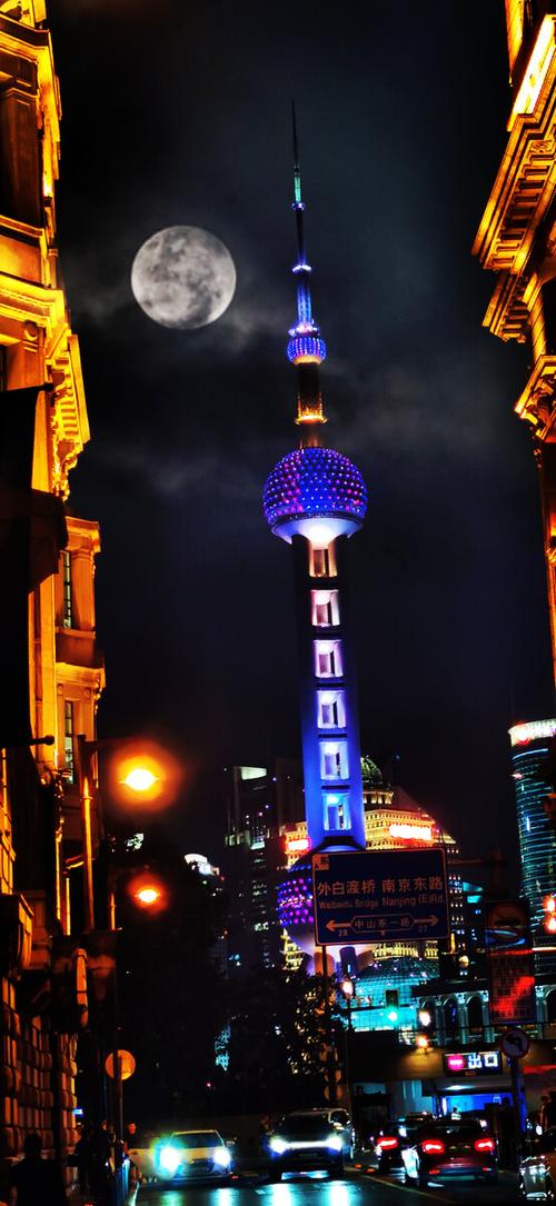 夜晚的东方明珠塔