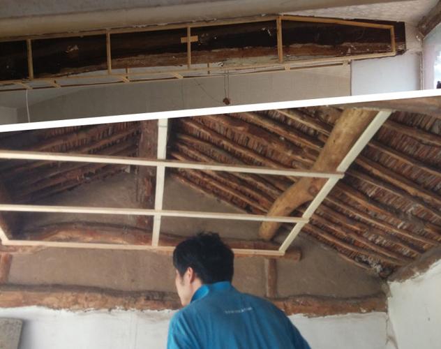 主房梁包围和厢房吊顶骨架