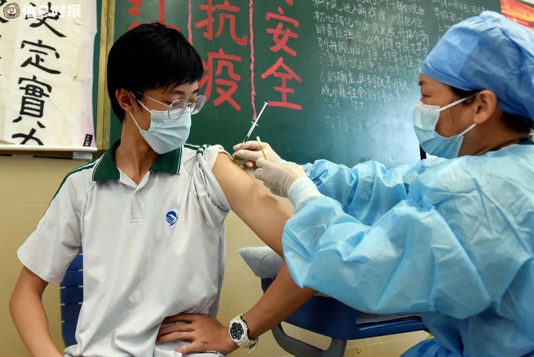 学生接种疫苗.信息时报记者 郭柯堂 摄