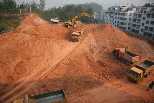 都说强龙压不过地头蛇看看土方老板就知道
