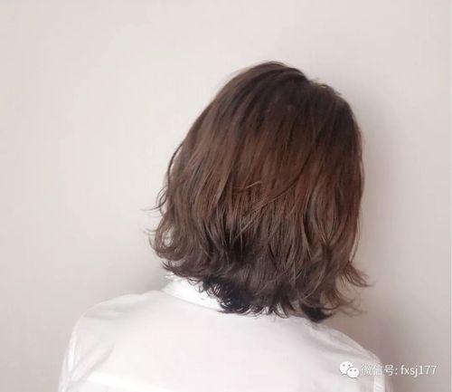 今年流行"人鱼短发烫",让你摆脱平庸感