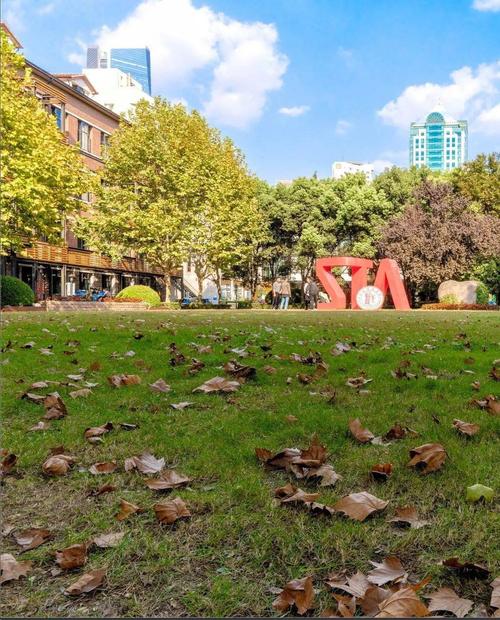 壁纸来了,保存到手机锁住秋日暖阳吧↓ 华东师范大学 上海理工大学