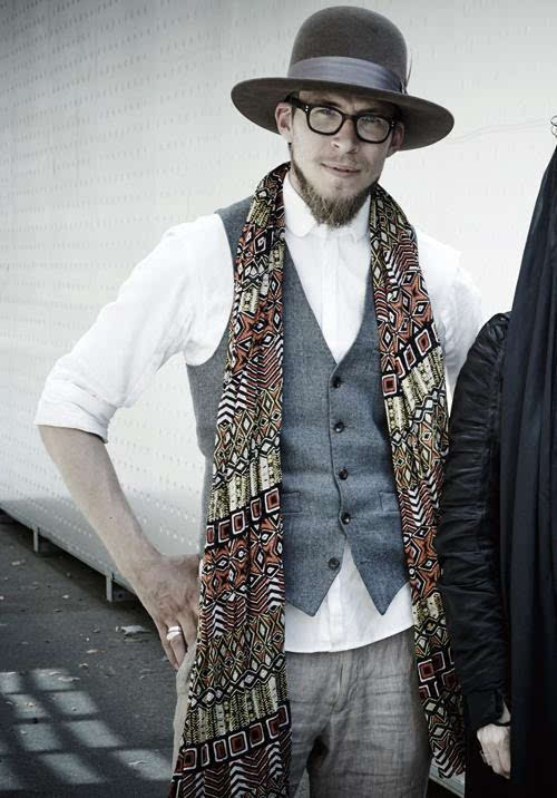 带羽毛装饰的大帽子和民族风长围巾,摩登嬉皮士的标配.