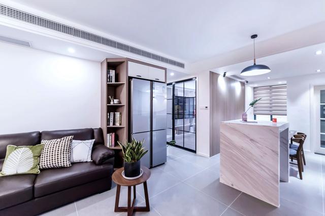 就不用跑到厨房了,可以直接就拿到,不过冰箱放客厅里会显得格格不入