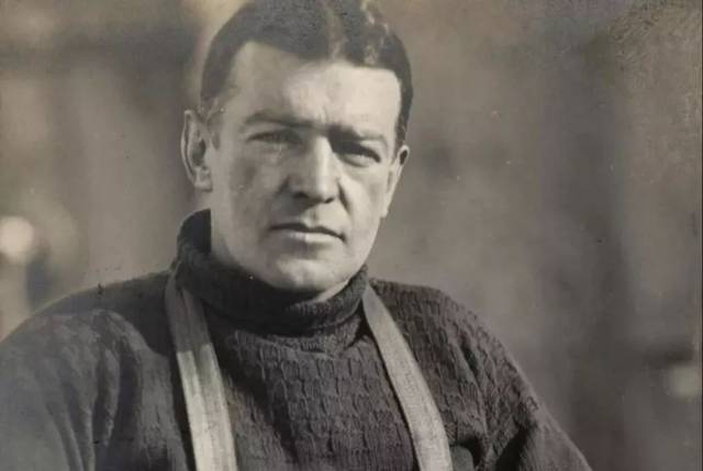1914年,探险家沙克尔顿(ernest shackleton)带领挑选的27名船员,开始