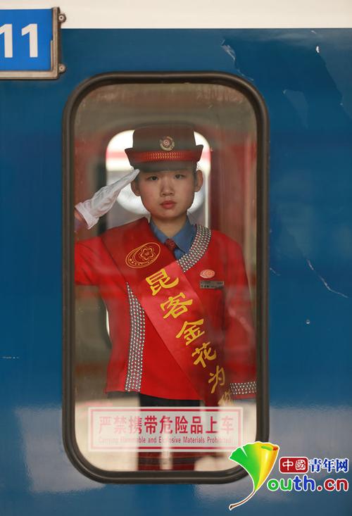 为凸显云南少数民族风情,该趟列车乘务员身着少数民族服饰热情迎接