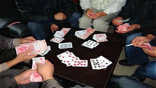 民宅内聚众赌博,抚州警方当场带走18人!