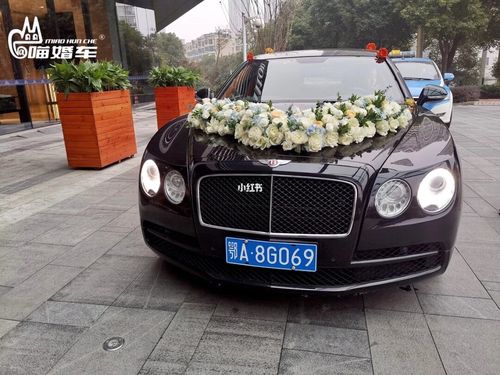 沉浸在这种氛围当中,而白色的婚车扎花更是和当天白色婚礼系完美融合