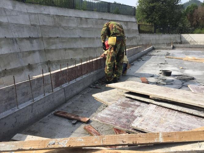 2,栏板模板安装