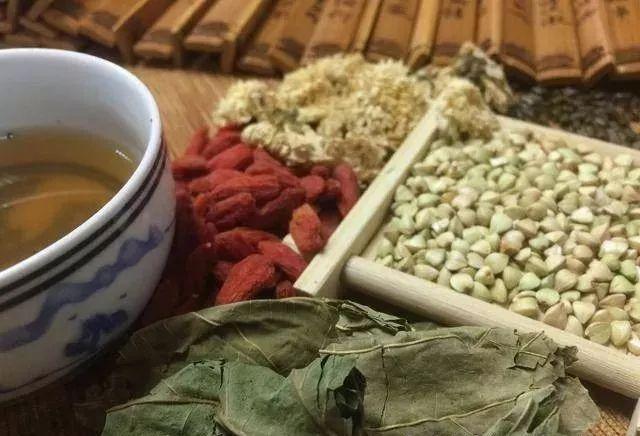 高血压别犯愁,1味中药泡水喝,血液流动更通畅,血压缓缓降下来