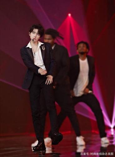 王俊凯 身穿黑色西装,撞色线刺绣滚边的领型设计,显