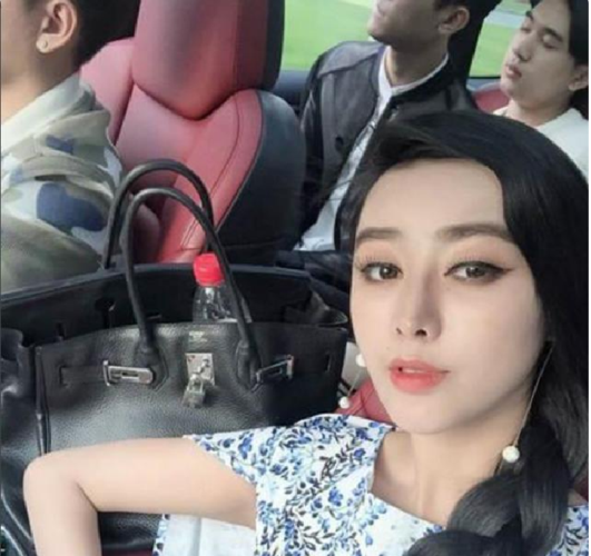 90后花8年整成范冰冰,豪车出行,孕妇装穿出奢华感