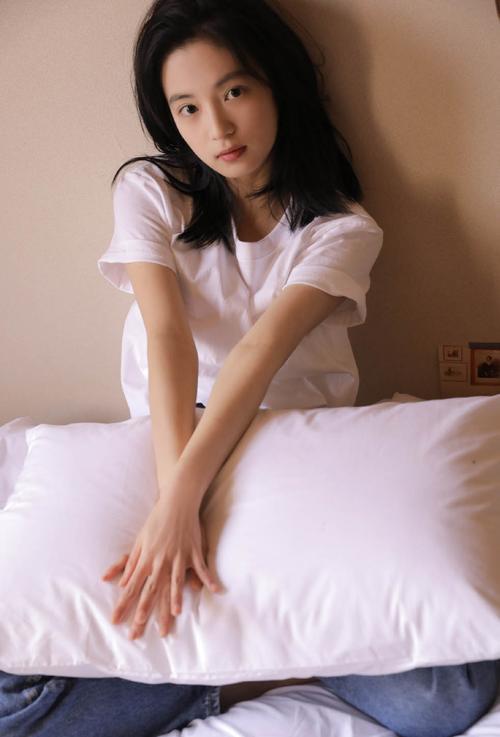 简介:张雅钦清爽白t居家写真图片,分享一组张雅钦图片给大家,图中的