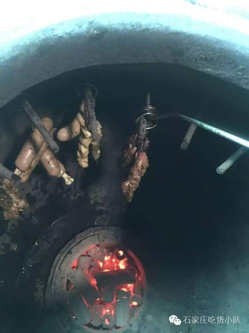 店家用猪肉粒自制的烤肠,店家取名为火枪手.