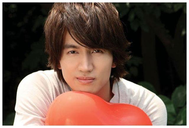 言承旭近照曝光,帅气不减当年,脸上看不到一丝皱纹,状态好到爆