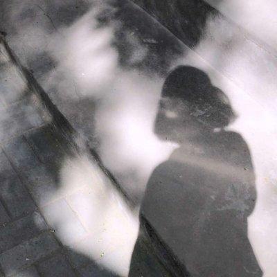 一个人头像伤感女生背影黑白图片