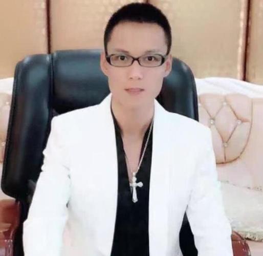 除了辛巴还有几个男主播,一个是雷少,雷少是跟老婆一起创业的,现在刚