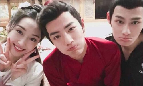 《陈情令》的花絮中,有宣璐教肖战跳《极乐净土》的