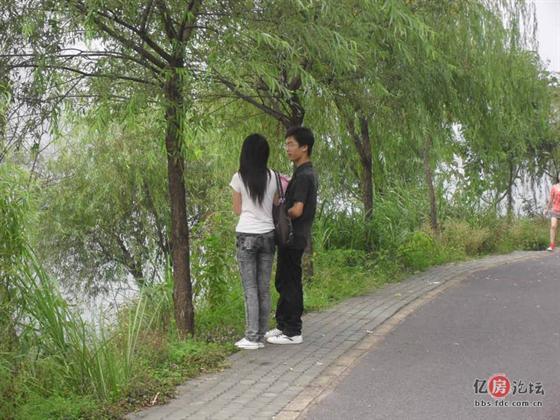 七夕情人节 围观在团城山公园约会的情侣们 看黄石人如何欢度七夕