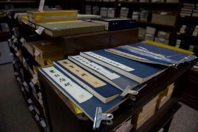 身处闹市古籍书店的他竟收藏了600多件古籍碑帖