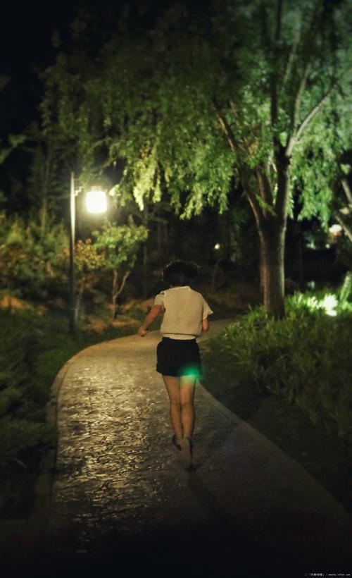 夜跑的女孩
