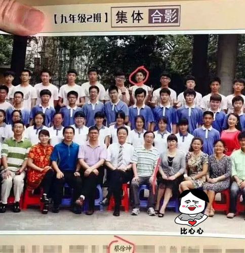 现在的颜值比之前更加的高了,据说当年蔡徐坤在学校的时候还是个校草
