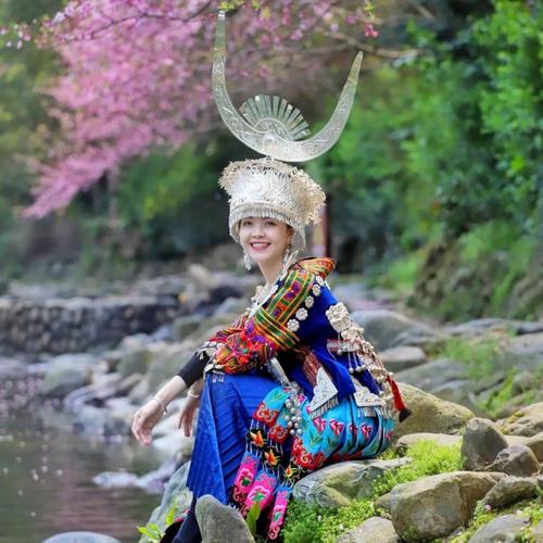 西江千户苗寨春意盎然,苗族姑娘花间引人入胜