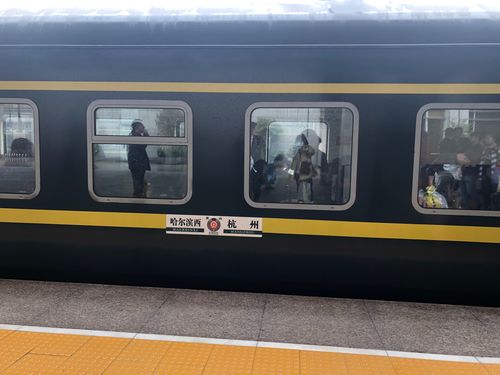 坐上了z176,踏上了北去的列车,车厢里游客们一路畅饮江小白,不知不觉