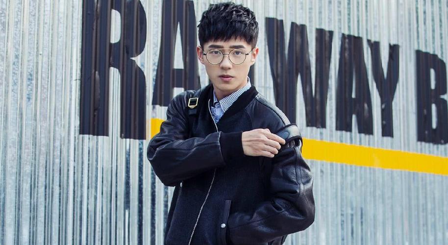 帅气到爆的小哥哥们戴眼镜,有没有你喜欢的那个?