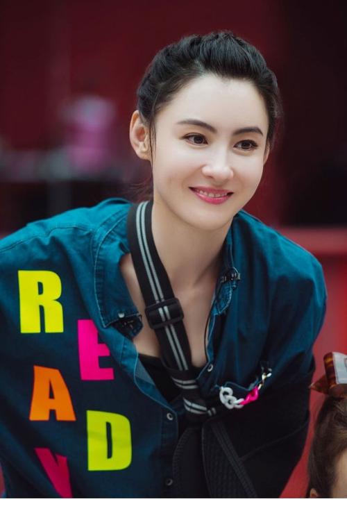 张柏芝真是个时髦精,穿玫红配马尾编发型,41岁浪姐还是少女颜