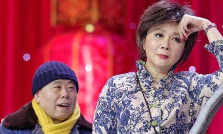 近日,网上曝出蔡明的小品没有通过审核,意思就是说蔡明无缘今年的春晚