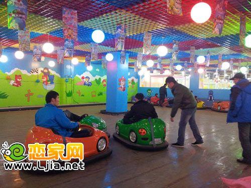 碰碰车连大人都忍不住都参与进来